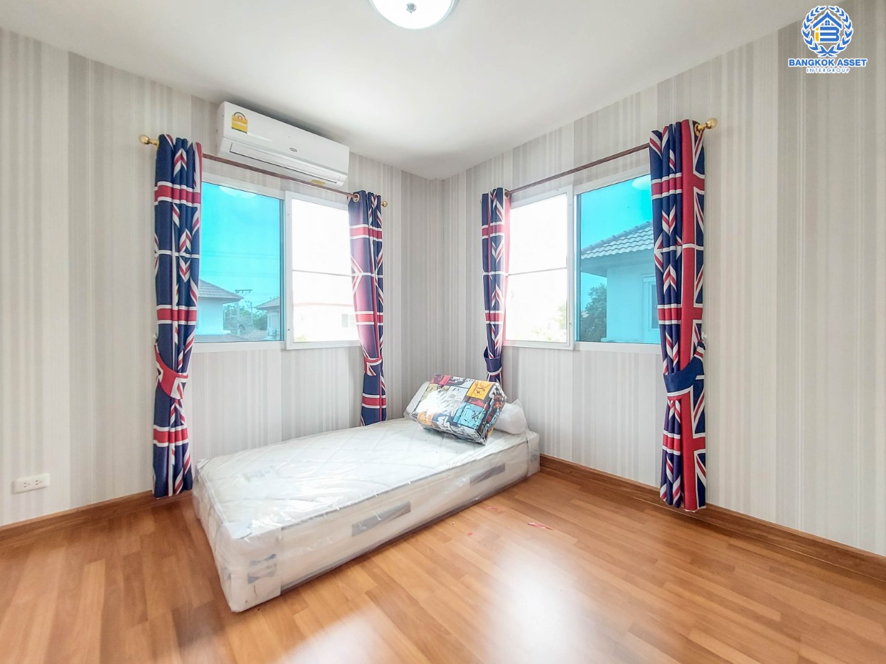 บ้านเดี่ยวมือสองย่านปทุมธานี ม.ชวนชื่นกรีนบาวด์ กรุงเทพ-ปทุมธานี บ้านสวยพร้อมเข้าอยู่ อยู่ในโครงการสภาพแวดล้อมดีมาก มีสนามกอล์ฟ เนื้อที่ 60.6 ตร.ว. ฟังก์ชัน 3 ห้องนอน 3 ห้องน้ำ จอดรถได้ 2 คัน บนทำเลเดินทางสะดวก เชื่อมต่อถนนหลายเส้นทาง ใกล้จุดขึ้นทางด่วน "อุดรรัถยา"